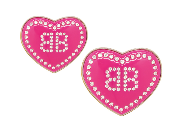 동심을 자극하는 귀여운 하트 이어링은 72만5천원, Balenciga.