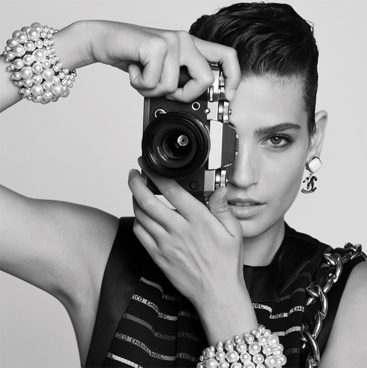 카메라를 들고 모두 같은 모습으로 촬영한 샤넬의 뮤즈들. 알마 조도로브스키. 