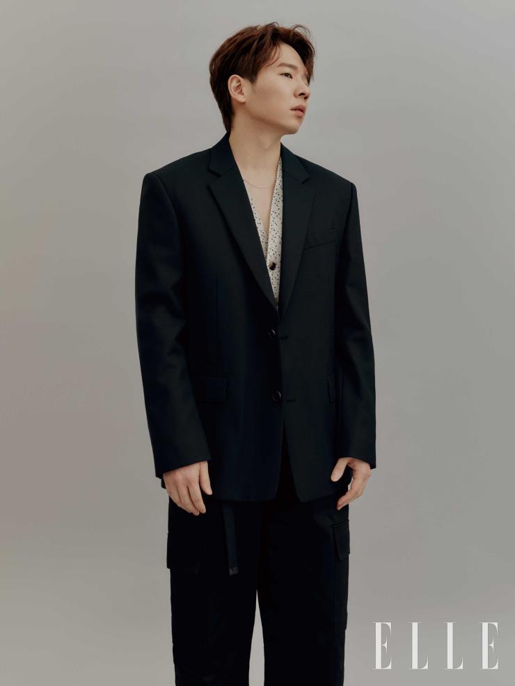 재킷과 팬츠는 모두 Juun,J. 니트 카디건은 Bottega Veneta. 네크리스는 Kantique. 