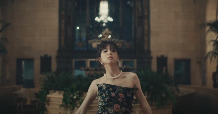 지수 ‘꽃(FLOWER)’ 뮤직비디오의 장면. 해당 의상은 리리(LEE y. LEE y)의 2023 봄 여름 시즌의 페르난드 드레스.