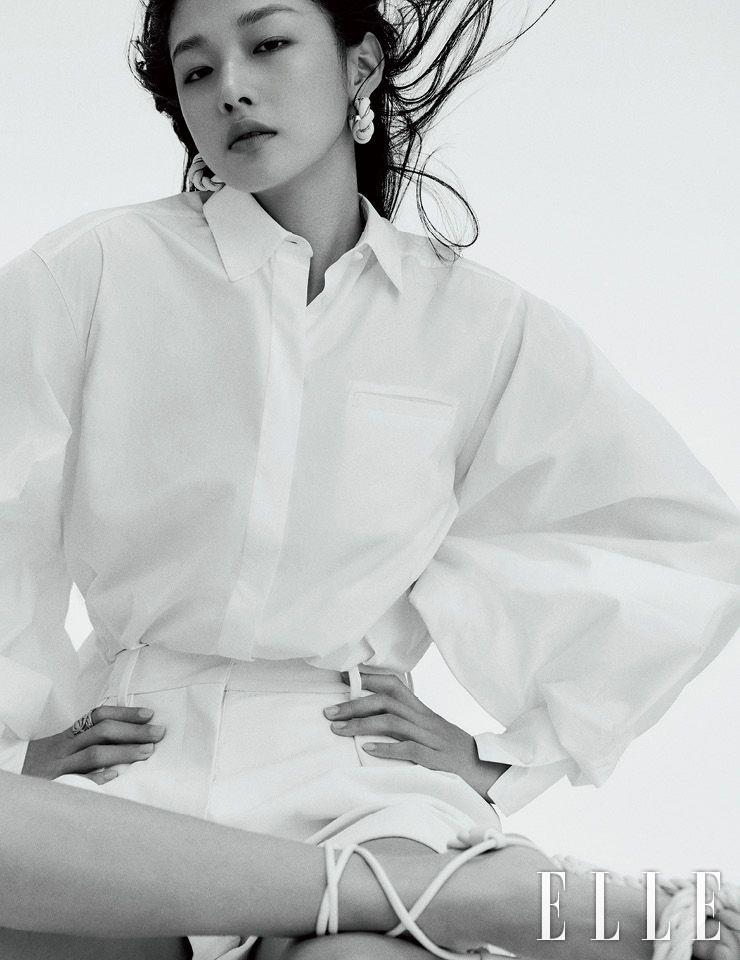 블라우스와 레더 팬츠는 가격 미정, 모두 Valentino. 스트랩 샌들은 가격 미정, Valentino Garavani. 후프 이어링은 69만5천원, Bottega Veneta. 골드 링은 가격 미정, Dior.
