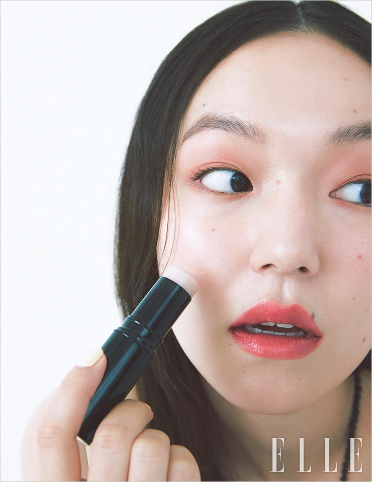 메구의 얼굴에 물기 어린 광채를 더한 바움 에쌍씨엘 글로우 스틱, 트렌스페어런트, Chanel. 블랙 트위드 슬리브리스 톱과 데님 팬츠, 벨트는 모두 Chanel. 실버 디테일의 오닉스 목걸이는 Agim Jewelry.