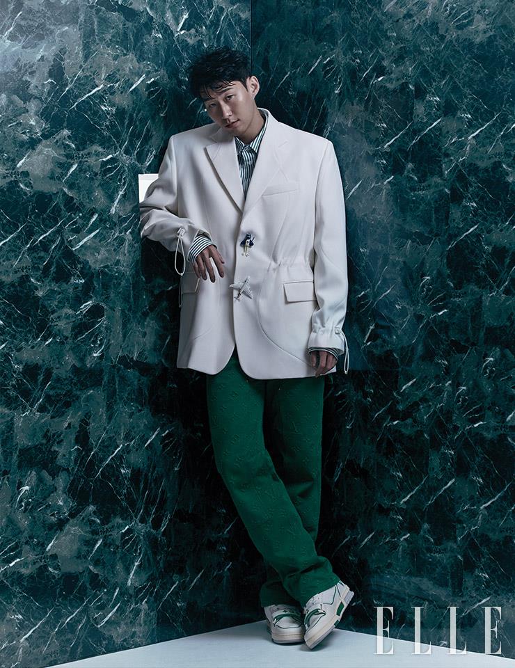 고양이와 비행기 버튼으로 포인트를 준 화이트 재킷과 스트라이프 셔츠, 그린 컬러 데님 팬츠, 스니커즈는 모두 Louis Vuitton Men’s Collection.