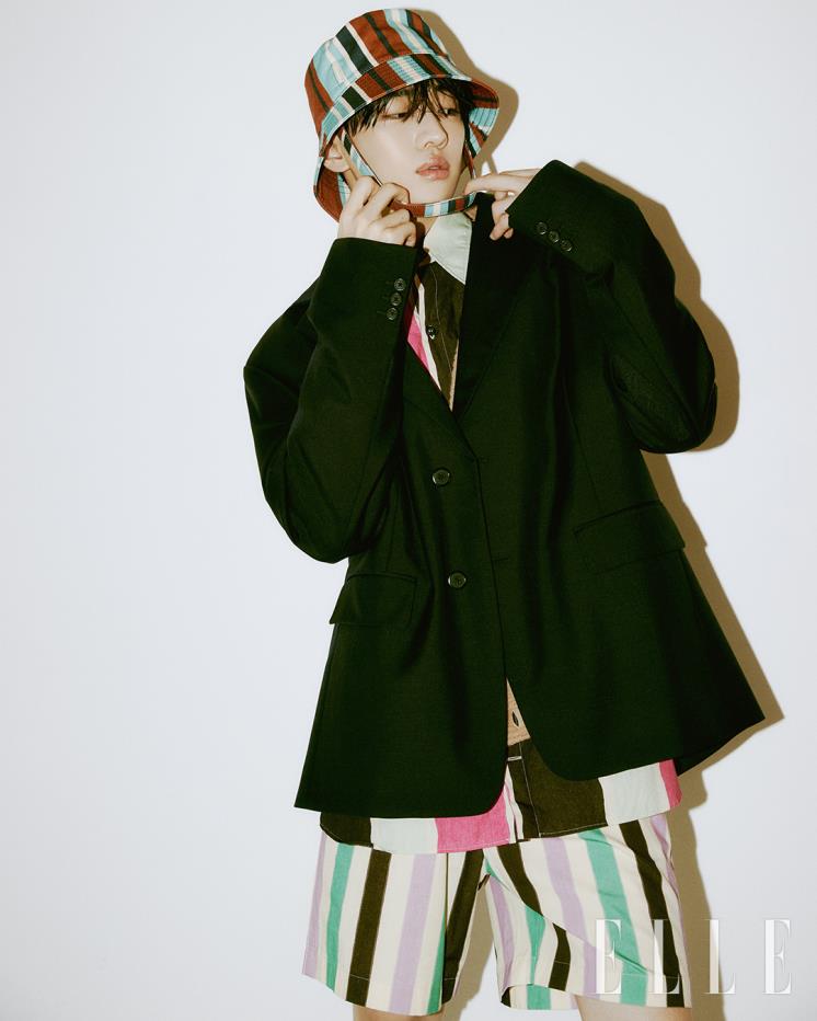  스트라이프 셔츠와 니트 카디건, 재킷, 하프 팬츠, 버킷 햇은 모두 Prada.