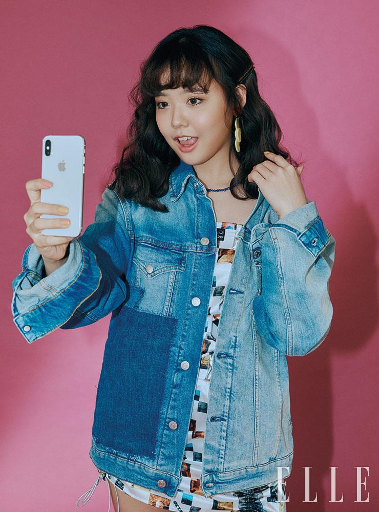 튜브톱과 스커트는 모두 Oct.3. 패치워크 데님 재킷은 Calvin Klein Jeans. 귀고리는 Fruta. 