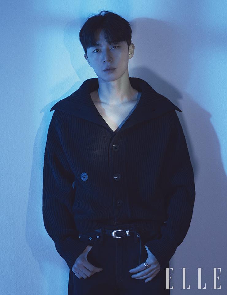 “수년간 블루 드 샤넬 빠르펭과 함께하고 있지만, 여전히 어려워요”라는 그의 말처럼, 명확한 단어로 정의할 수 없는 향과 보틀은 블루 드 샤넬이 지닌 고유한 매력이다. 사용 제품은 Chanel. 코코 크러쉬 링은 Chanel Fine Jewelry, 블랙 데님 팬츠는 Calvin Klein Jeans, 카디건과 벨트는 스타일리스트 소장품.