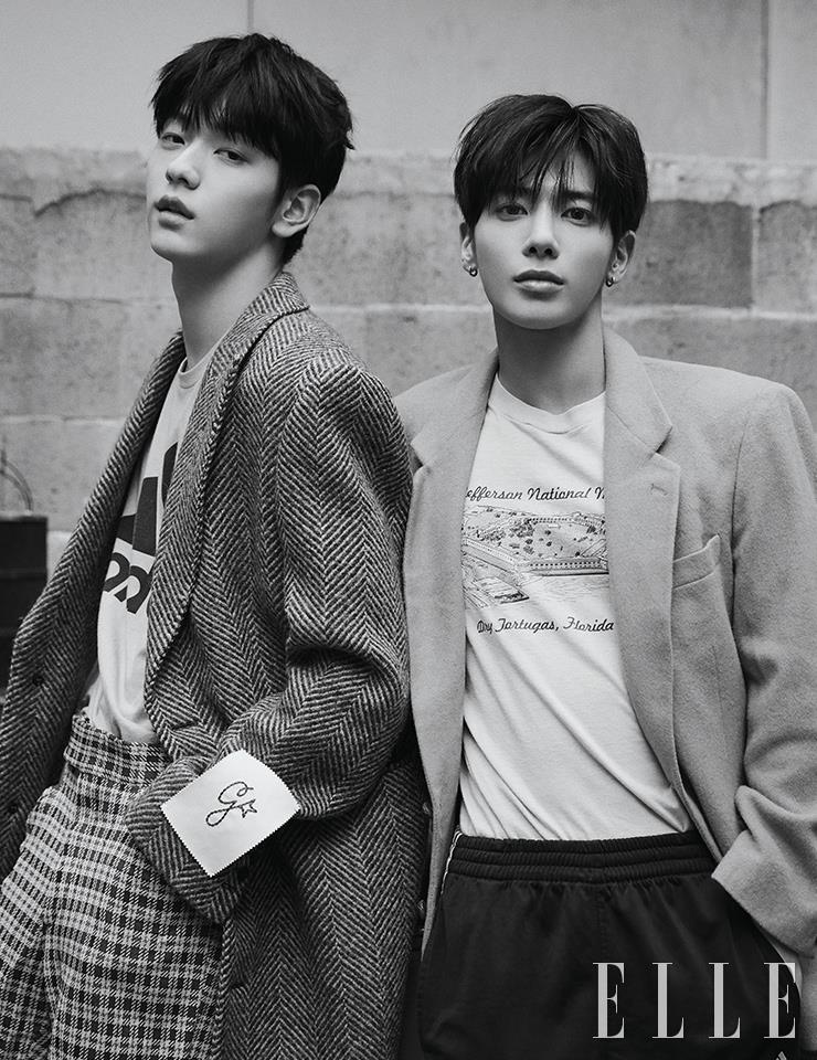 수빈이 입은 헤링본 코트는 Golden Goose. 티셔츠와 팬츠는 스타일리스트 소장품. 태현이 입은 캐멀 컬러 재킷과 티셔츠, 팬츠는 모두 스타일리스트 소장품.