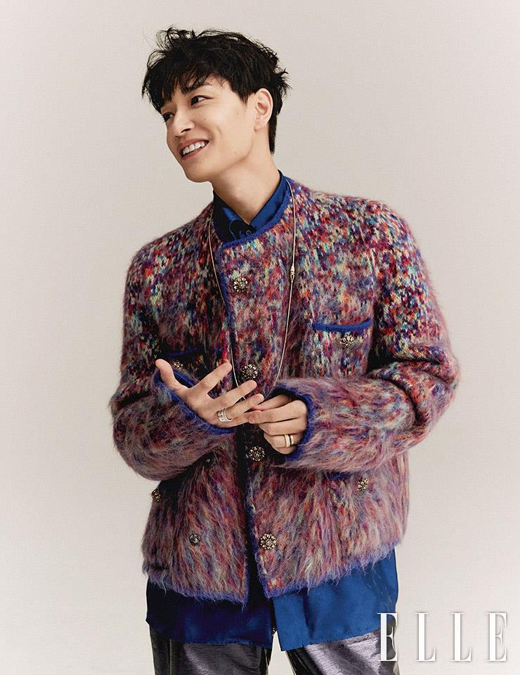니트 재킷과 팬츠는 모두 Dolce & Gabbana. 셔츠는 Fendi. 네크리스와 양손에 낀 링은 모두 Boucheron.