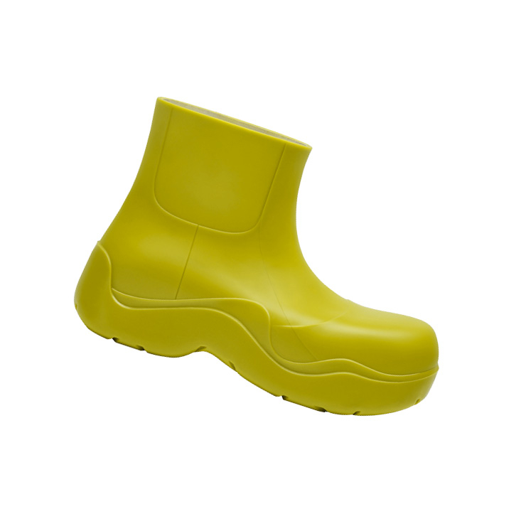 앞코가 동그랗고 귀여운 레인 부츠는 79만원, Bottega Veneta.