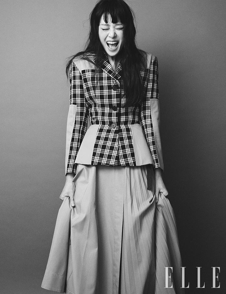 체크 패턴의 싱글 재킷과 플리츠 랩스커트는 모두 Dior.