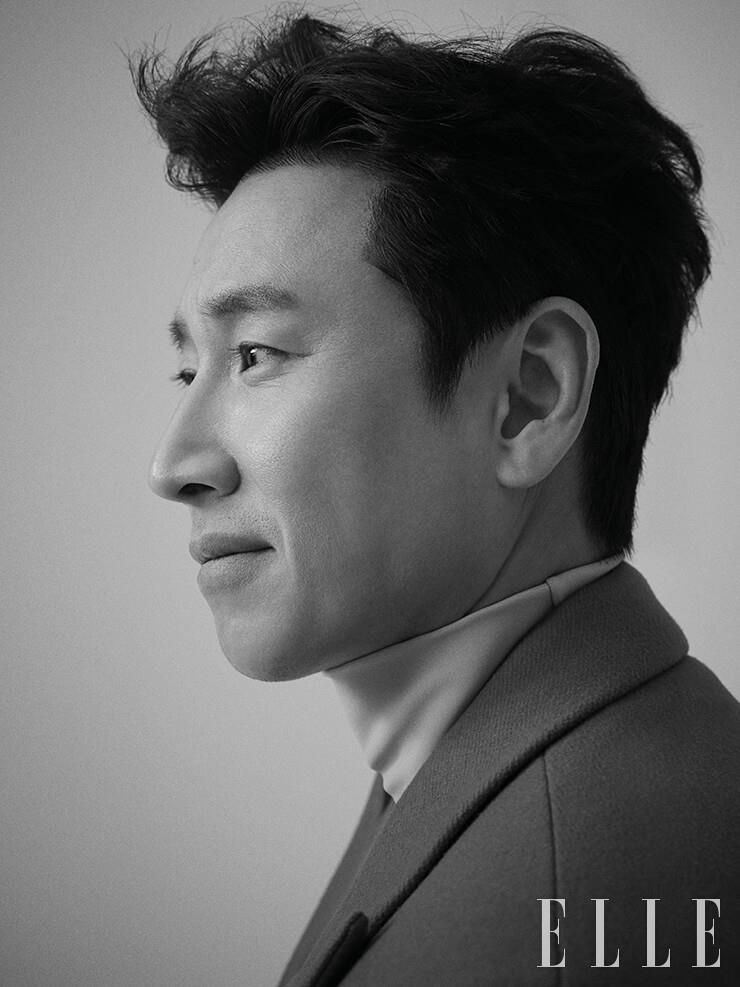 코트와 터틀넥 톱은 Versace.