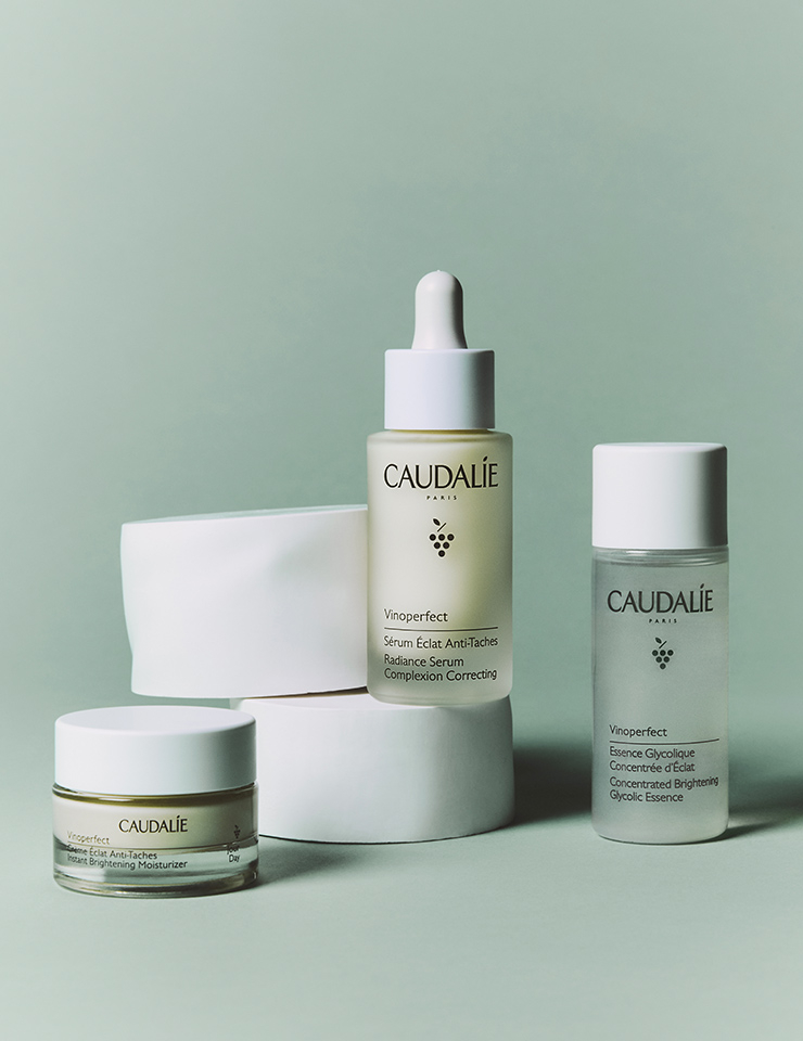 98% 자연 유래 성분의 저자극 화이트닝 세럼으로, 포도나무 수액에서 얻은 브라이트닝 성분 ‘비니페린’이 함유되어 있어 한 병 사용 후 다크 스폿을 63% 완화*해준다. 비노퍼펙트 인스턴트 브라이트닝 모이스처라이저 15ml, 비노퍼펙트 래디언스 세럼 30ml, 비노퍼펙트 브라이트닝 에센스 50ml, 꼬달리 비노퍼펙트 화이트닝 케어 세트, 8만2천원, Caudalie.