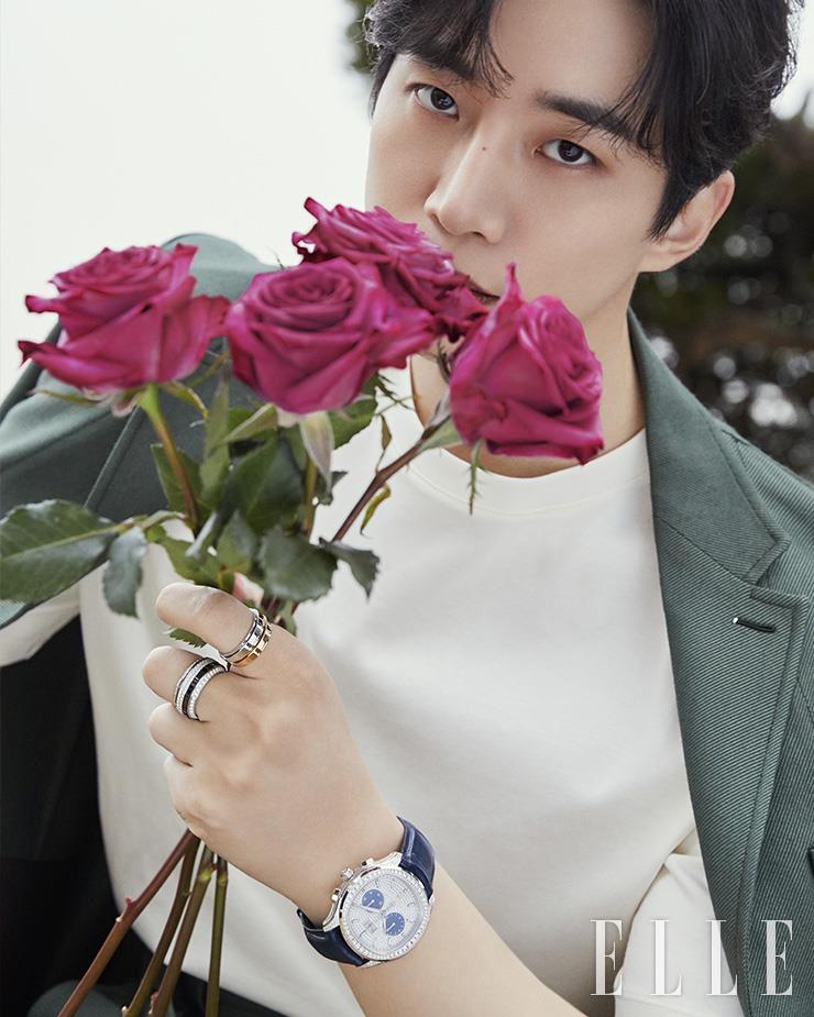 다이얼과 베젤 전체에 다이아몬드가 파베 세팅되어 화려함이 돋보이는 ‘폴로 크로노그래프 워치’, 블랙 세라믹이 세팅된 ‘포제션 콘트라스트 링’, 회전 밴드 디자인의 ‘포제션 웨딩링’은 모두 Piaget. 의상은 모두 Berluti.