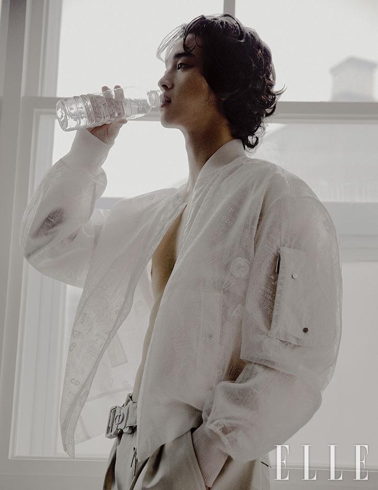 시스루 보머 재킷과 와이드 팬츠는 모두 Dior Men.