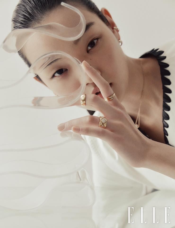 검지에 낀 퀼팅 모티프의 다이아몬드를 더한 베이지골드 코코 크러쉬 링과 중지의 베이지골드 코코 크러쉬 스몰 링, 약지의 베이지골드 코코 크러쉬 라지 링, 베이지골드 코코 크러쉬 이어 커프, 옐로골드 코코 크러쉬 이어링, 베이지골드 코코 크러쉬 다이아몬드 네크리스는 모두 Chanel Fine Jewelry.