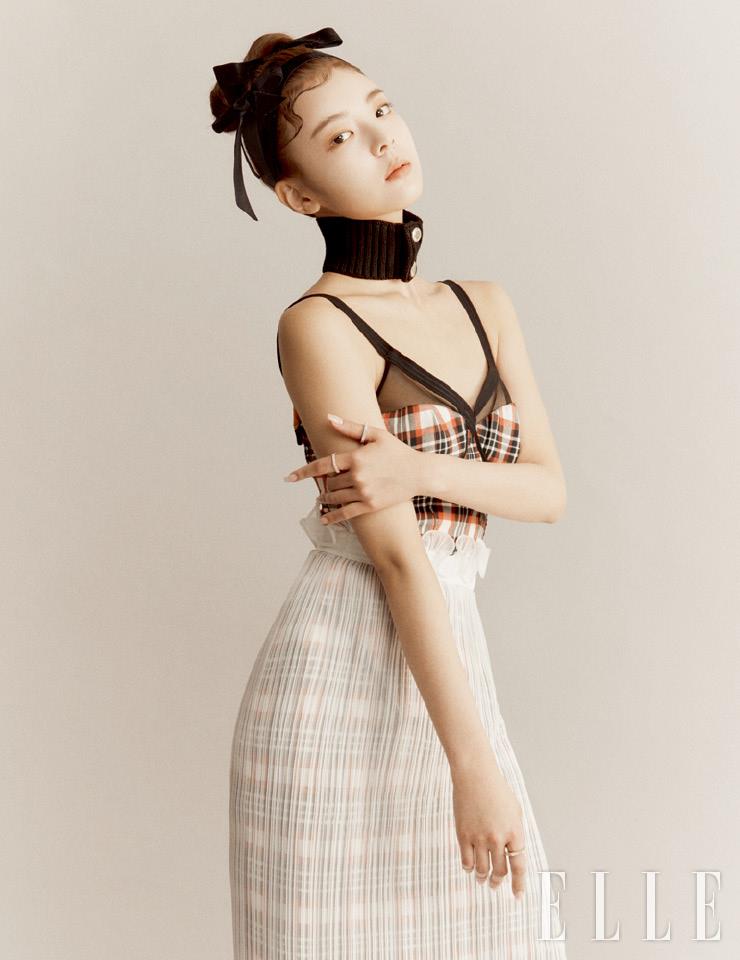 체크 코르셋 드레스와 시폰 스커트, 버튼 디테일의 울 칼라 스카프는 모두 Burberry.