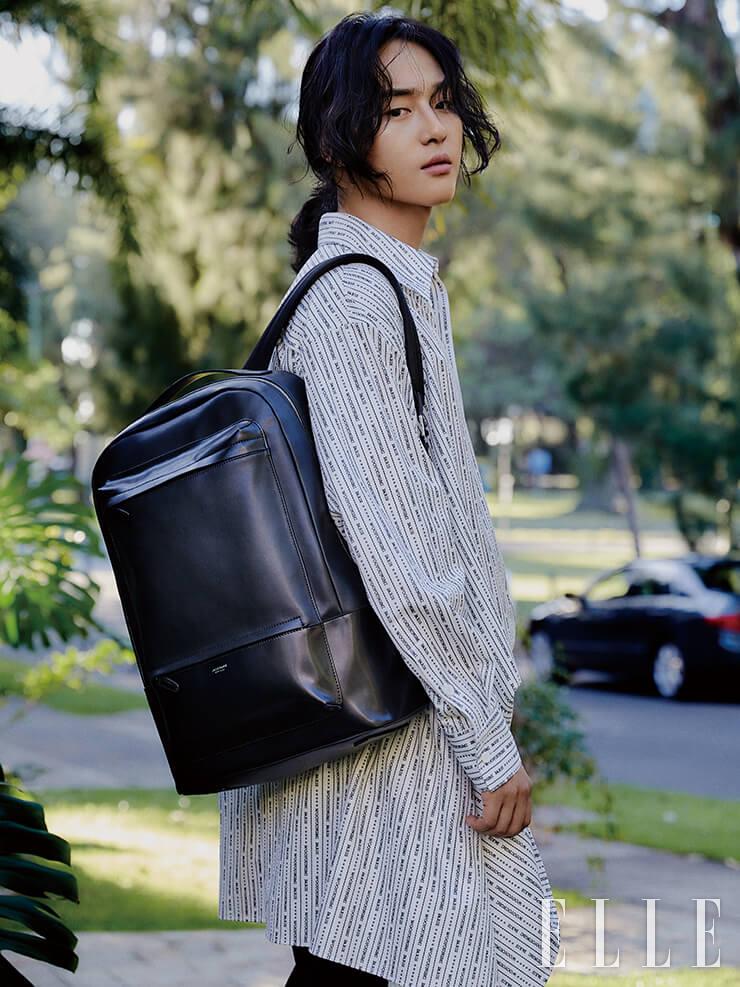 모던한 스퀘어 셰이프와 글로시한 소재가 고급스러운 데이비드(David) 백팩은 Jillstuart Accessory. 프린트 셔츠와 블랙 팬츠는 모두 Wooyoungmi. 