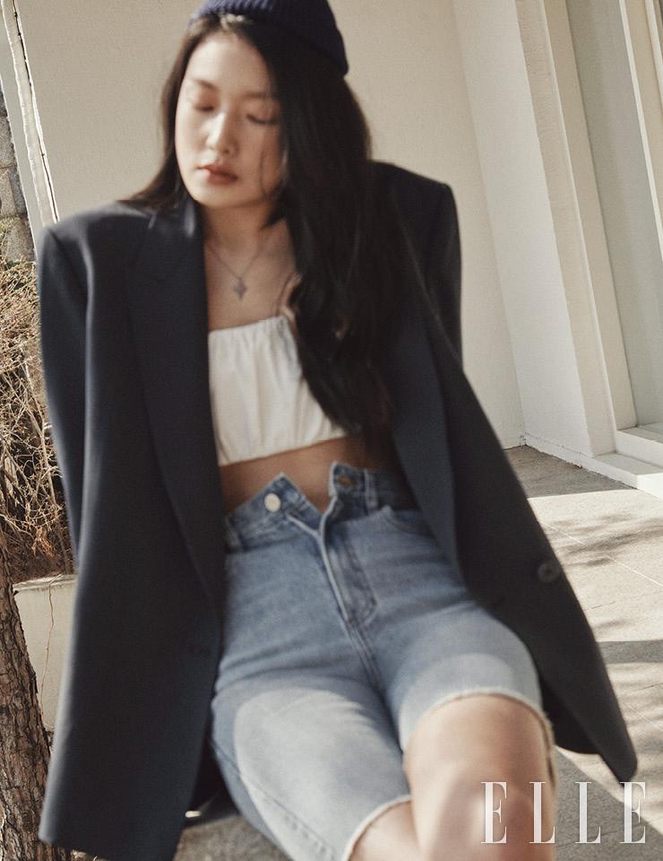 오버사이즈 재킷은 37만8천원, Low Classic. 주름 장식의 브라톱은 16만8천원, 데님 미디 쇼츠는 19만8천원, 모두 Recto. 니트 비니는 가격 미정, Gucci. 네크리스는 가격 미정, Saint Laurent by Anthony Vaccarello.