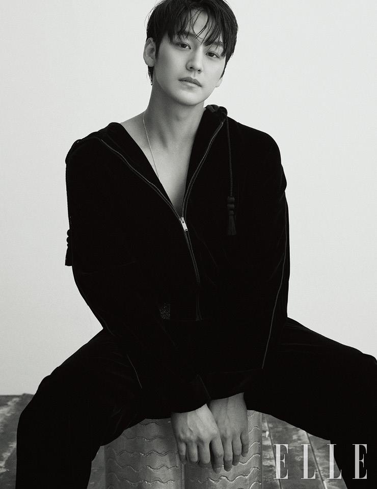 블랙 벨벳 후디드 티셔츠는 Saint Laurent by Mue. 블랙 벨벳 팬츠는 Giorgio Armani. 보틀 오프너 실버 네크리스는 Celine Men. 스툴은 Studio Hak.