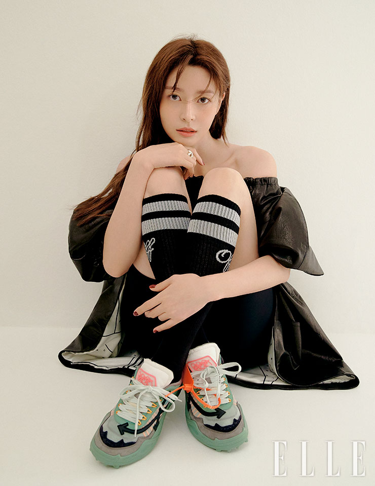 불랙 가죽 오프숄더는 ennk, 블랙 바이크팬츠는 adidas, 블랙 니삭스는 off white, 그린 스니커즈는 off white, 오른손 중지의 트위스트 실버링은 s_s.il