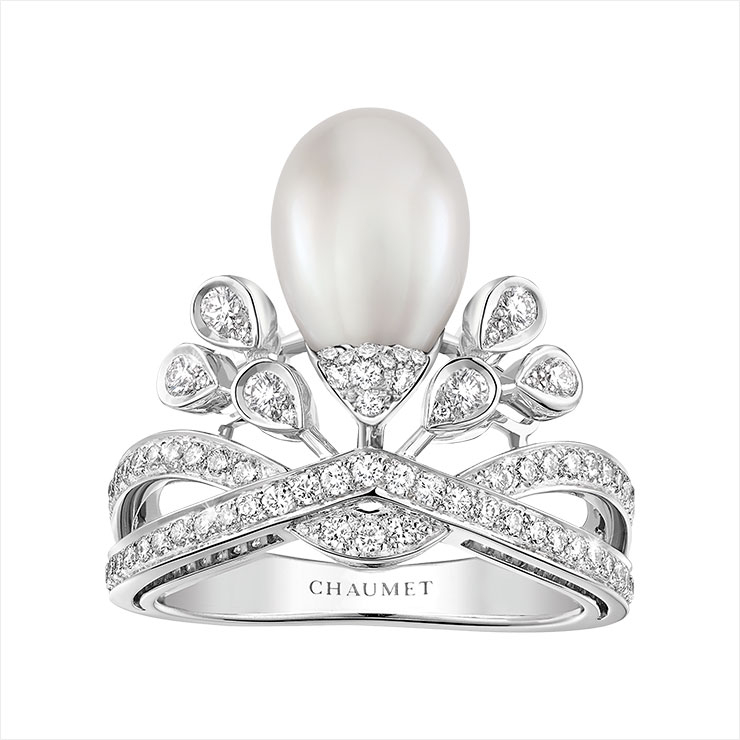 왕관을 연상케 하는 진주 세팅의 링은 Chaumet.