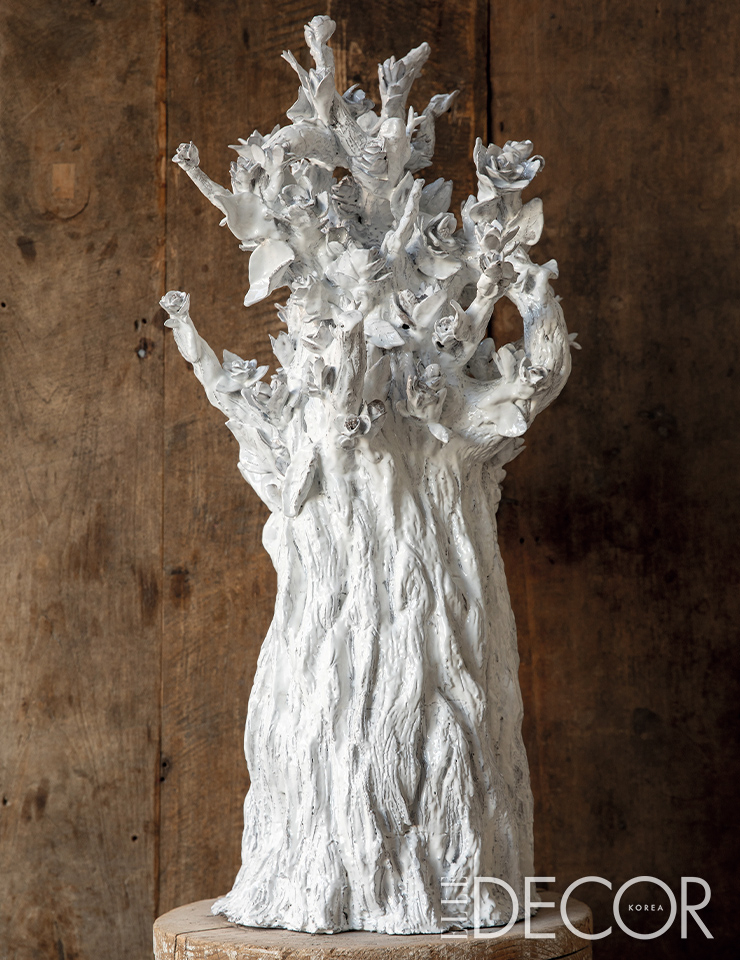 세라믹 조각 작품 ‘Magnolia I’(2022), Enameled terracotta. Courtesy of Gagosian/©Setsuko