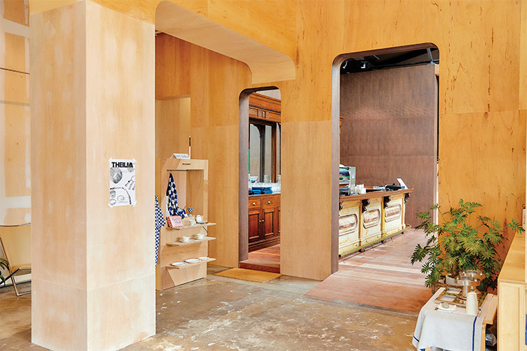 브런치 카페와 커피 바가 교차하는 지점에서 맞닥뜨리게 되는 더일마의 굿즈들.