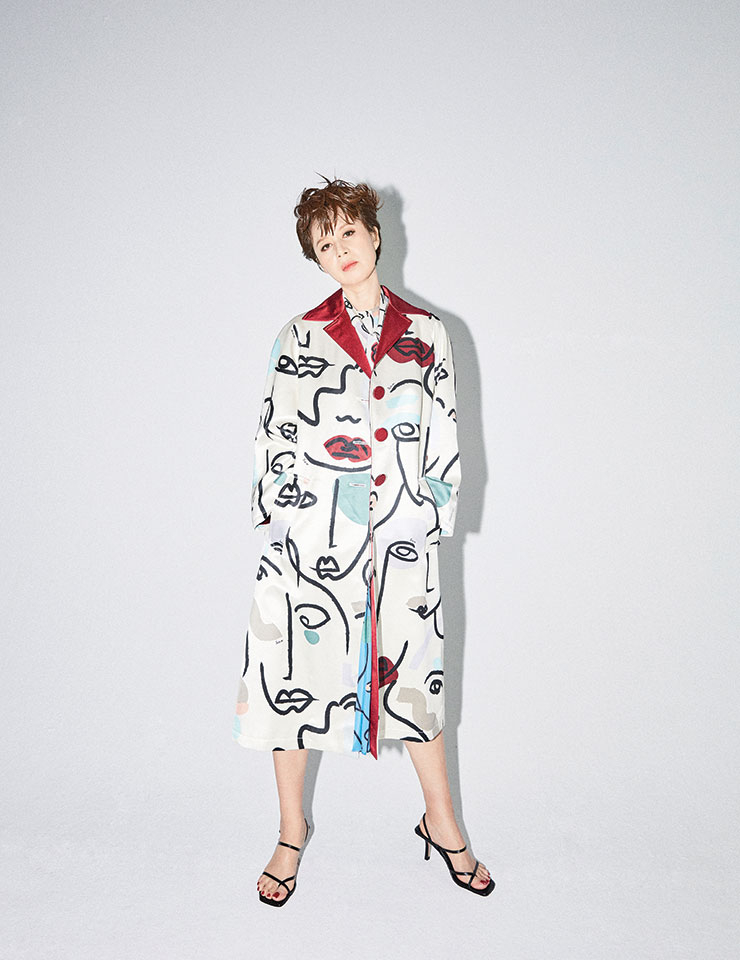 유니크한 드로잉 패턴의 트렌치코트와 스카프 디테일의 블라우스, 플리츠스커트는 모두 Ports 1961. 샌들은 스타일리스트 소장품.