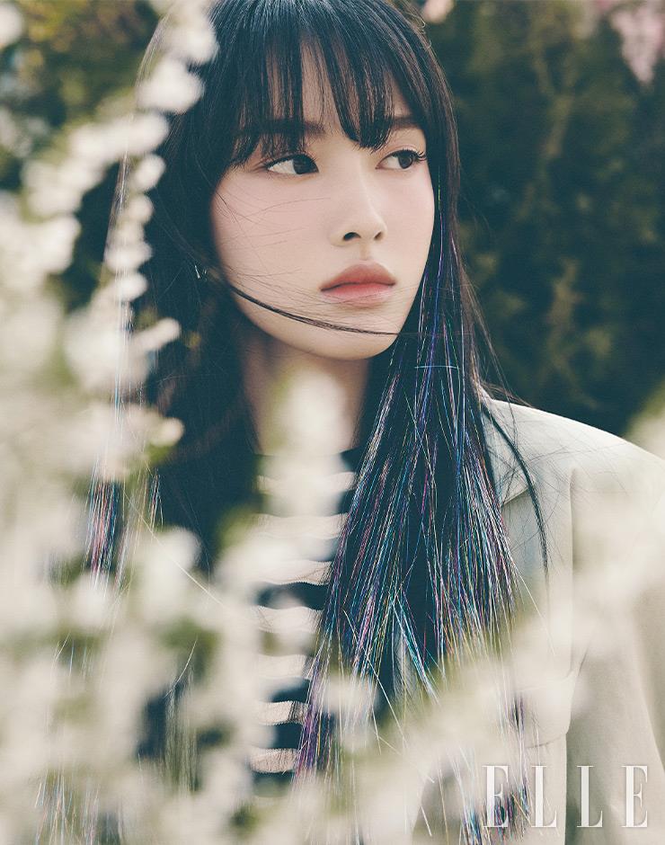 연한 그린 컬러 재킷은 Repeat Mark. 스트라이프 톱은 EENK. 이어링은 Luvre Paris.