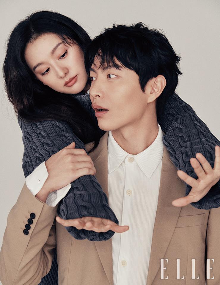 김지원이 입은 니트 톱과 이너 피케 셔츠, 셔츠는 모두 Miu Miu. 이민기가 입은 니트 셔츠와 재킷은 Sandro Homme.