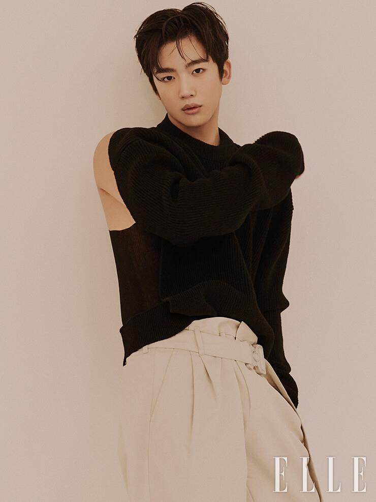  슬릿 장식의 니트 톱은 Bottega Veneta. 