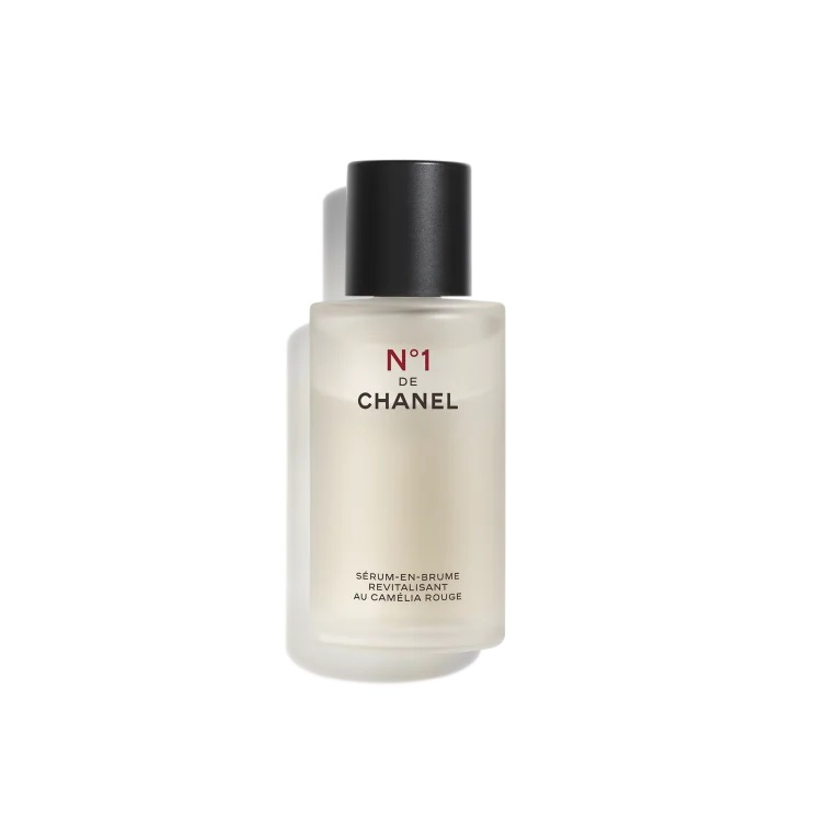 샤넬 N°1 DE CHANEL 레드 까멜리아 미스트 - 동백나무의 수분과 유분이 40% 함유된 세럼 기능 미스트. 메이크업 전후에 뿌리면 건조해서 들뜬 각질을 가라앉히고 윤기를 준다. 50mL 12만4천원.