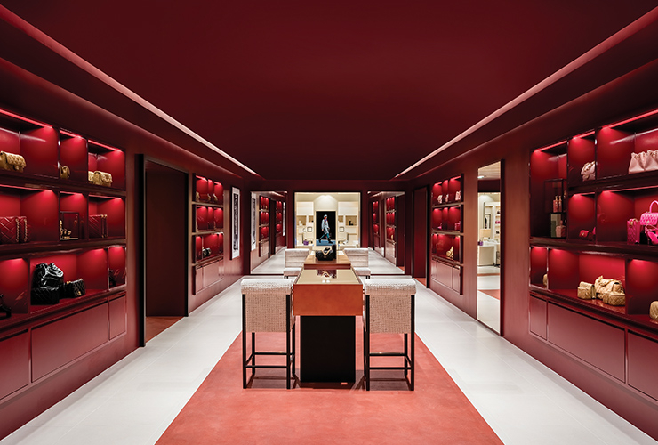 스토어 중앙에 자리 잡은 위치한 핸드백과 스몰 레더 굿즈, 액세서리 존.