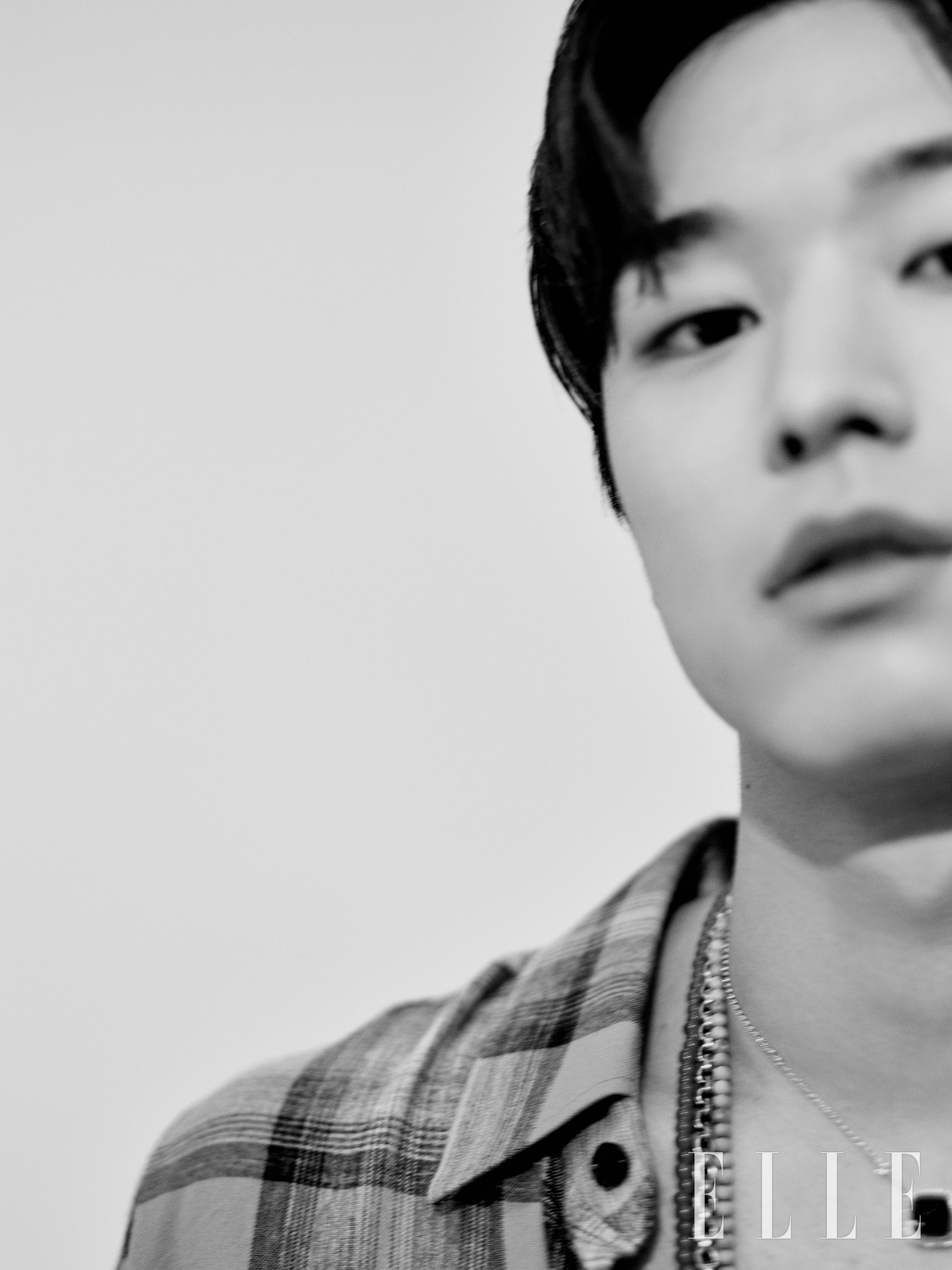 체크 셔츠는 Celine Homme by Hedi Slimane. 블루 토파즈 팬던트 네크리스는 Fred. 