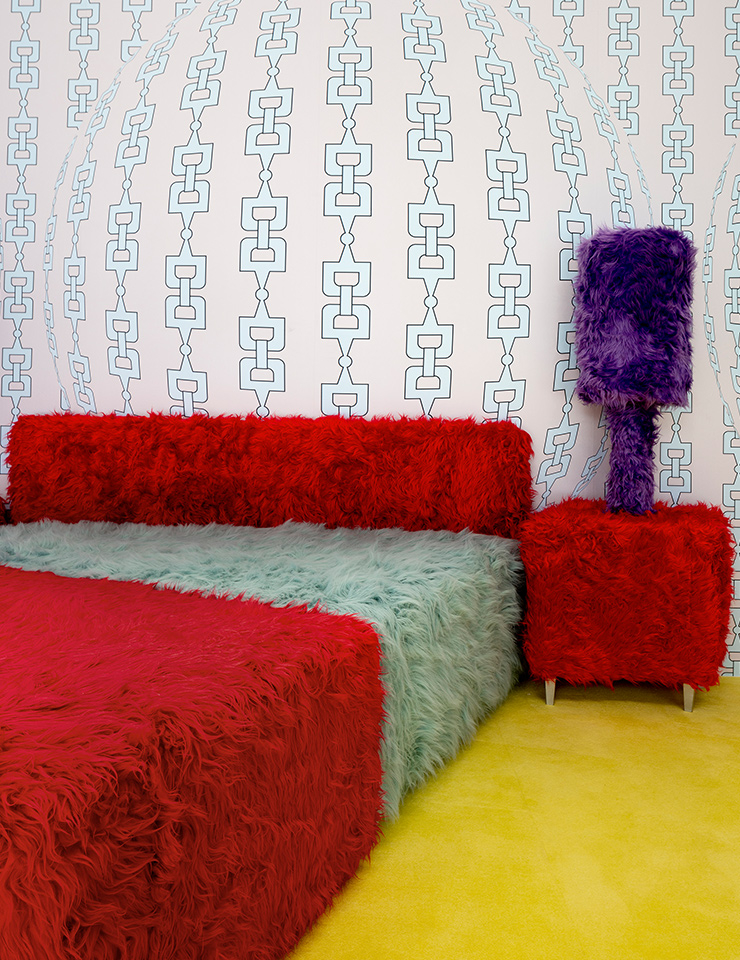 찰리 잉그먼의 작품과 실비 플뢰리의 ‘1998 Installation Bedroom Ensemble II’.