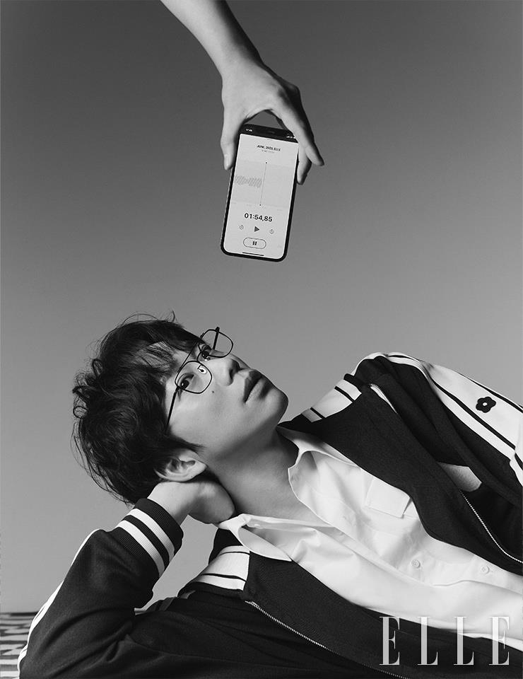트레이닝 수트와 셔츠는 ac모두 Kenzo. 안경은 스타일리스트 소장품.