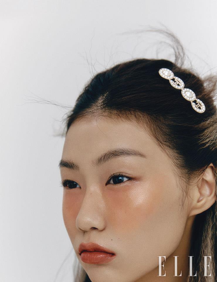 헤어핀은 Chanel.