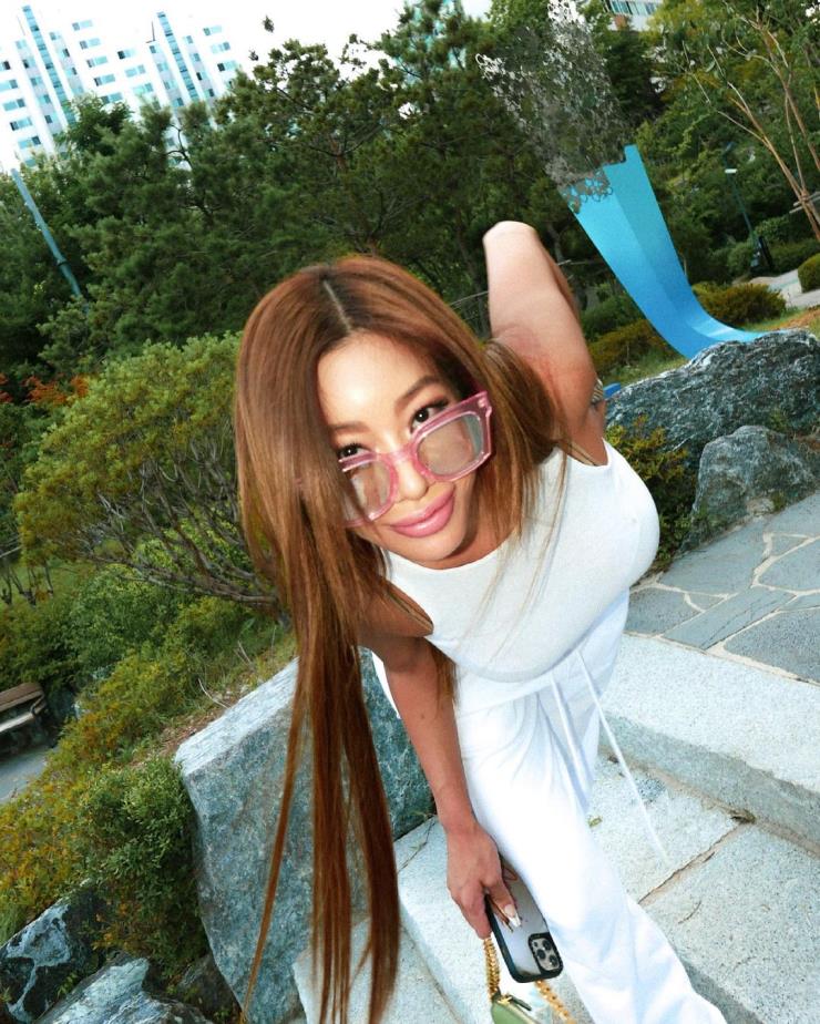 제시의 핑크색 뿔테 디자인의 선글라스는 문글라스 MOONGLASS. ⓒ인스타그램 jessicah_o