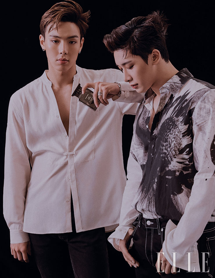셔누가 입은 셔츠는 Songzio Homme. 블랙 팬츠는 스타일리스트 소장품. 귀고리는 개인 소장품. 팔찌와 반지는 모두 Rocking AG. 원호가 입은 프린트 셔츠는 Neil Barrett. 블랙 스티치 팬츠는 Sandro Homme.