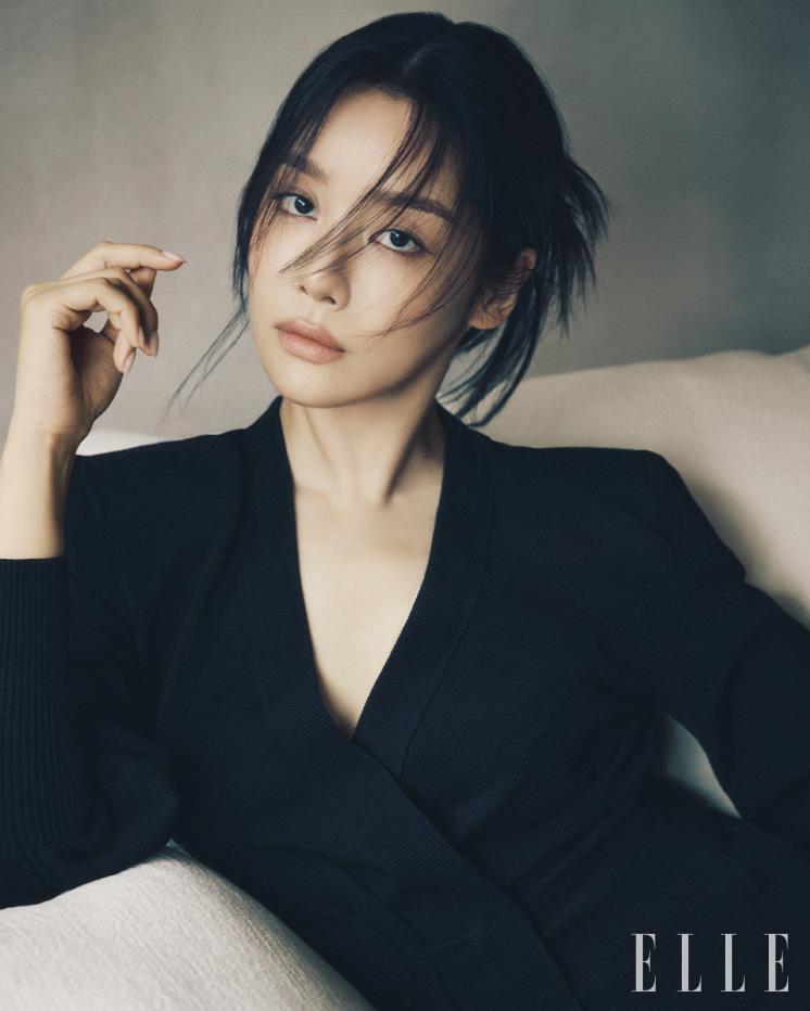 랩 스타일의 블랙 니트 톱은 Veronica Beard.