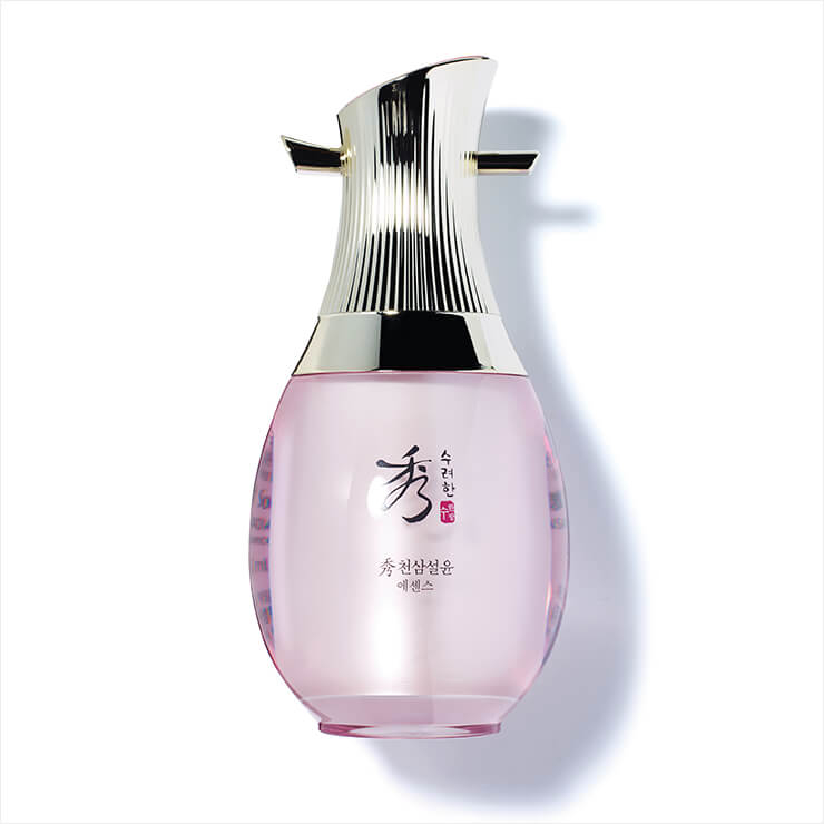 다각도에서 반사되는 빛 반사 광채 효과가 40% 이상 개선됨을 입증했다. 칙칙하고 거칠어진 피부 톤을 개선하는 미백 기능의 천삼설윤 에센스, 12만원, Sooryehan. 