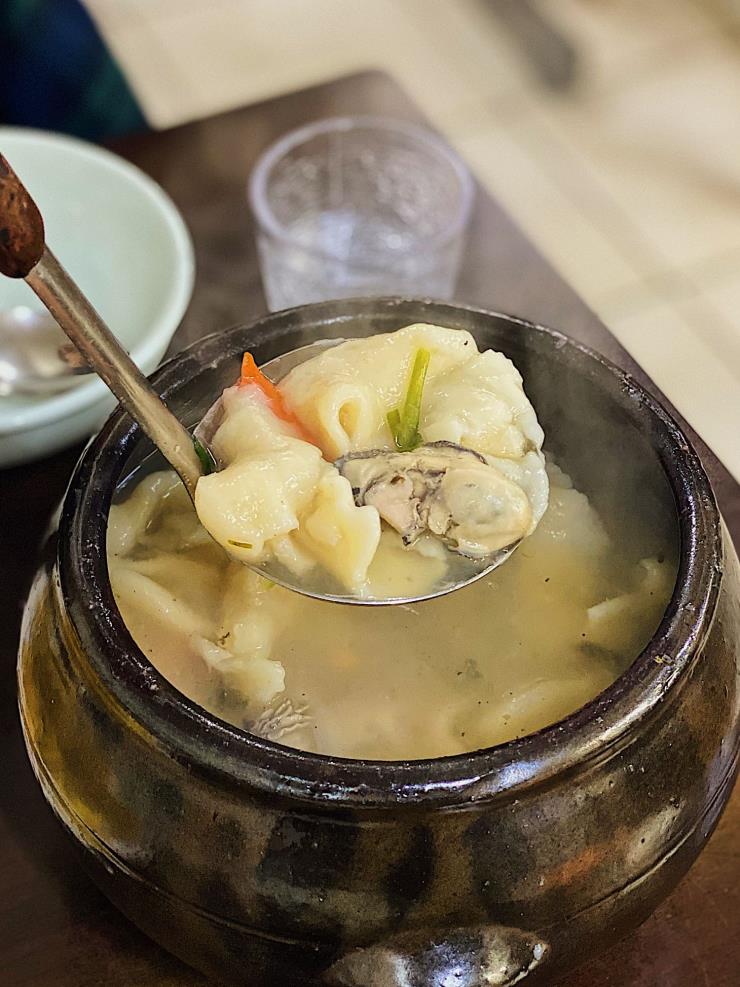 맛을 본 사람들마다 인생 수제비로 꼽는 을지수제비의 해물 수제비. 