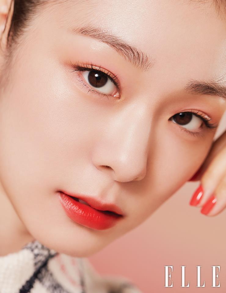 바르자마자 산뜻하면서도 매끈한 피부를 완성해주는 디올 포에버 24H 웨어 하이 퍼펙션 파운데이션으로 피부 표현을 마무리하고, 디올 어딕트 립 글로우 오일- 디올리비에라 리미티드 에디션, #031 피치 글로우를 눈가에 터치해 끈적임 없이 투명하게 빛나도록 연출했다. 입술엔 상큼한 레드 오렌지빛 디올 어딕트 립 틴트, #561 내추럴 포피를 입술 안쪽부터 부드럽게 그러데이션하고, 손끝엔 화사한 코랄 컬러의 디올 베르니- 디올리비에라 리미티드 에디션, #633 바야데르를 발라 여름 무드를 극대화했다. 사용 제품은 모두 Dior Beauty.