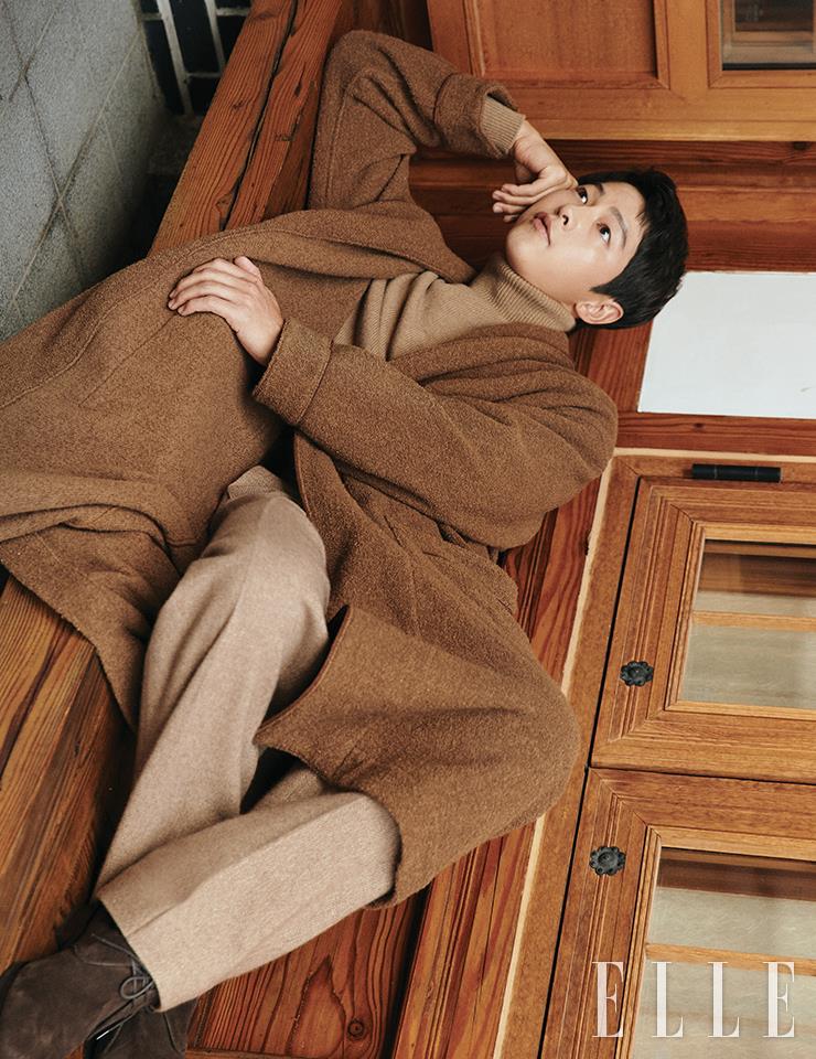 베이지 터틀넥은 Tod’s. 울 트위드 투 턱 팬츠는 Auralee. 스웨이드 부츠는 Carmina by Unipair. 로브 코트는 스타일리스트 소장품.