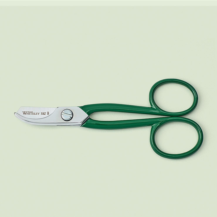 스테인리스스틸 탄생지인 영국 셰필드에서 260여 년 동안 가위만 만든 윌리엄 와이틀리 & 선스의 정원용 가위. 관목도 자를 수 있도록 설계된 특별한 칼날은 꽃꽂이에 이상적이다. 6만5천원, 윌리엄 와이틀리 & 선스 by 박국이.