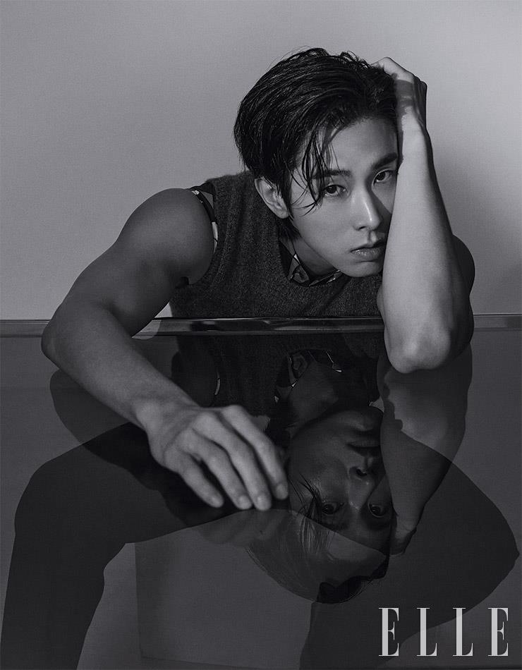 패턴 슬리브리스 셔츠와 니트 베스트는 모두 Prada .