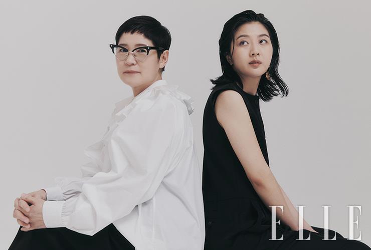 서영희가 입은 플리츠 디테일의 셔츠는 Juun. J. 블랙 와이드 팬츠는 Bourie. 박선아가 입은 블랙 점프수트는 Bourie. 귀걸이는 1064 Studio.
