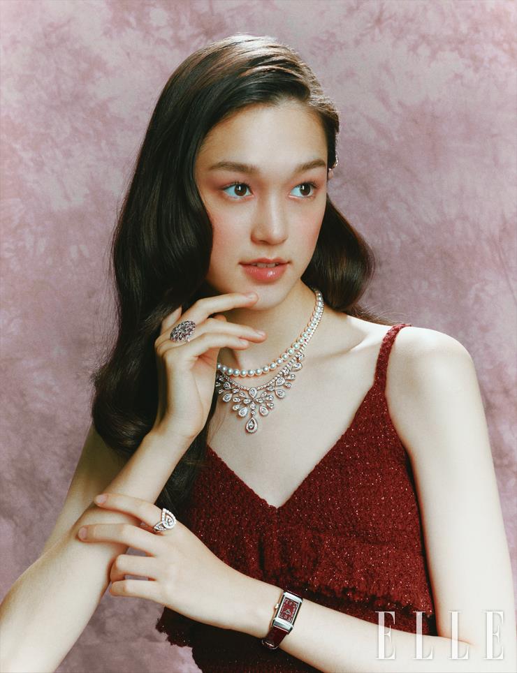 아코야 진주를 사용한 ‘아시크릿 진주’ 네크리스는 가격 미정, Tasaki. 다이아몬드를 파베 세팅한 ‘조세핀 아그레뜨 임페리얼’ 네크리스는 1억4천만원대, 오른손 약지에낀 루비 세팅의 ‘하이 주얼리 루비’ 링은 3천7백15만원, 모두 Chopard. 왼손 검지에 낀 다이아몬드 72개를 세팅한 ‘조세핀 듀오 에떼르넬’ 링은 1천9백만원대, Chaumet. 버건디 컬러의 ‘리베르소 원’ 워치는 가격 미정, Jaeger-LeCoultre. 트위드 드레스는 가격 미정, Chanel.