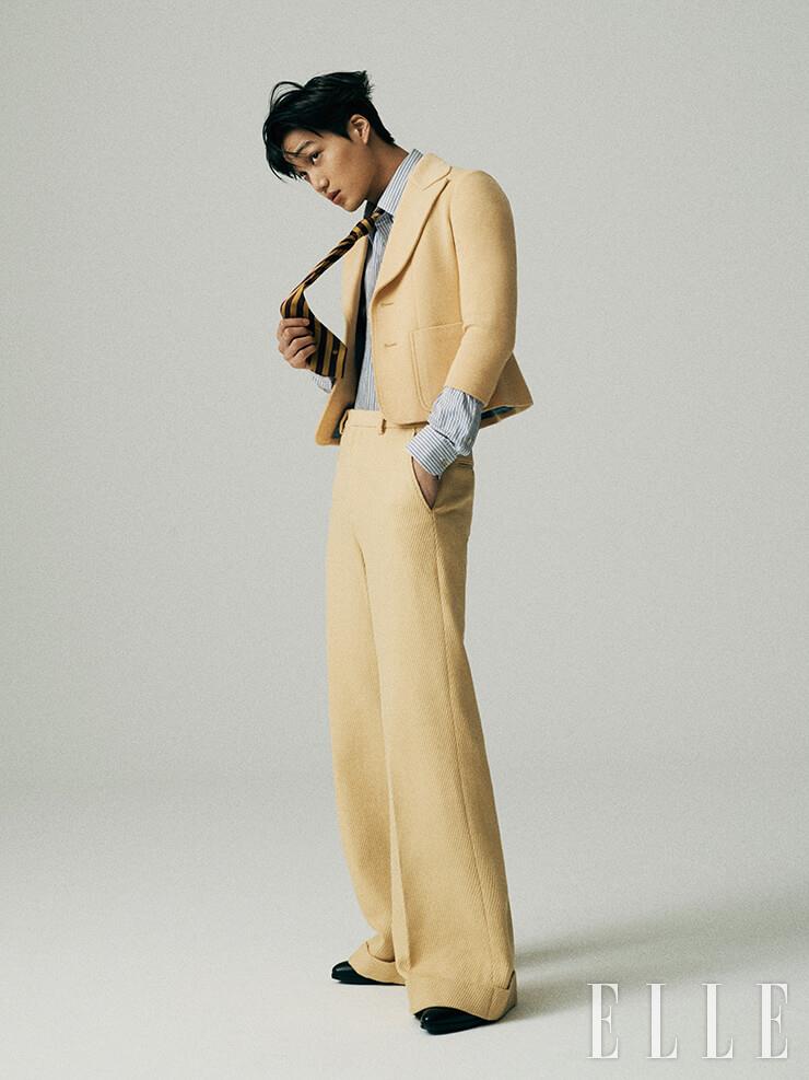 크롭트 재킷과 와이드 팬츠, 스트라이프 셔츠, 실크 타이, 부티는 모두 Gucci.