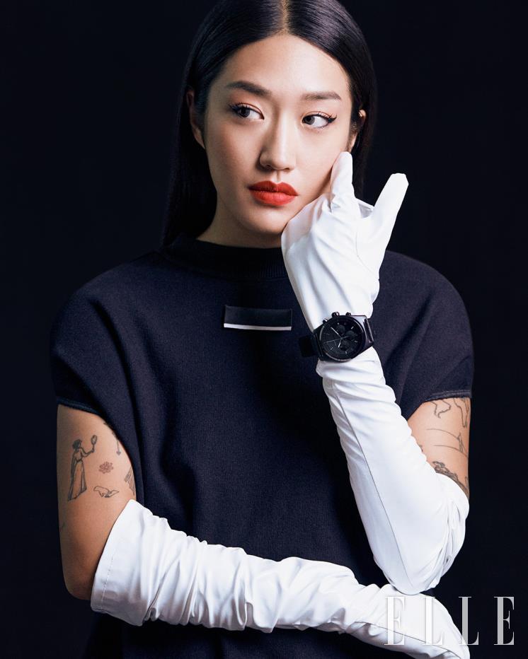  M패턴을 엠보싱 처리한 블랙 레더 스트랩과 블랙 재생 알루미늄 케이스로 이뤄진 ‘스마트워치 서밋 라이트 울트라블랙’ 워치는 Montblanc. 드레스와 글러브는 모두 MM6 Maison Margiela.